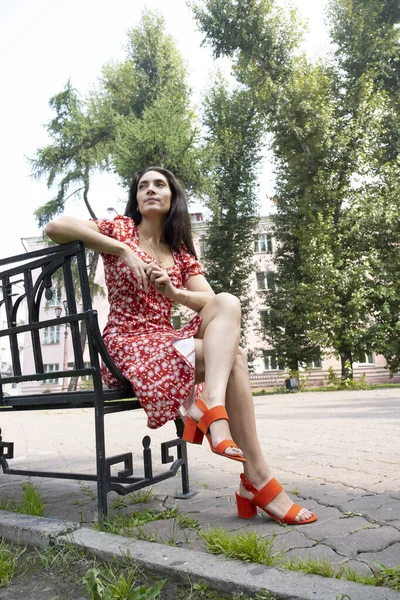 Esbelta Joven Vestido Verano Brillante Posando Parque Banco —  Fotos de Stock