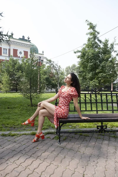 Esbelta Joven Vestido Verano Brillante Posando Parque Banco Imágenes de stock libres de derechos