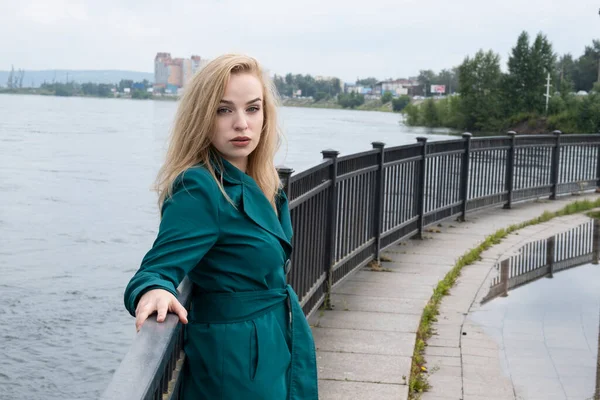 Young Blonde Posing Embankment Fence — Stock Photo, Image