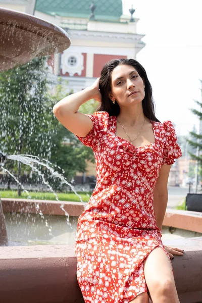 Schöne Brünette Posiert Auf Dem Platz Vor Dem Hintergrund Des — Stockfoto