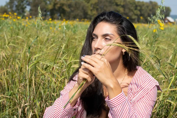 Krásná Brunetka Poli Mezi Divokými Květinami Zralými Ušima — Stock fotografie