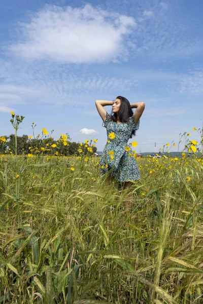 Vacker Smal Brunett Poserar Ett Fält Bland Vilda Blommor Och — Stockfoto