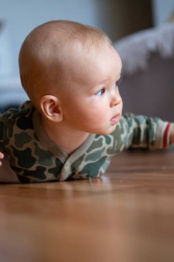 Küçük çocuk dünyayı öğreniyor, emeklemeyi öğreniyor.