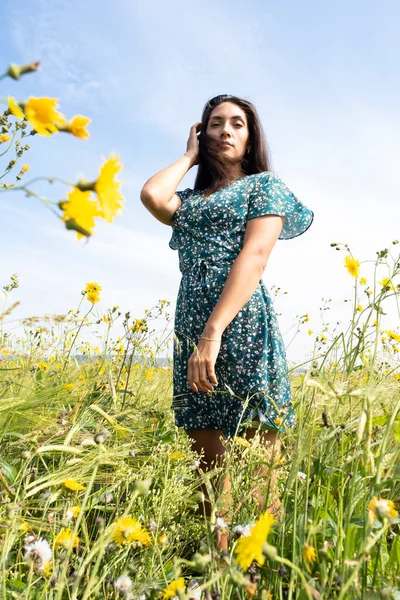 Junges Mädchen Auf Einem Feld Fuß Einem Feld Zwischen Wildblumen — Stockfoto