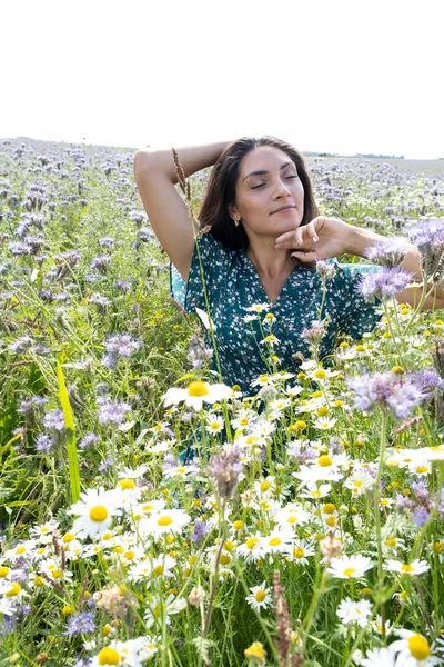 Jong Meisje Een Veld Wandelen Een Veld Tussen Wilde Bloemen — Stockfoto