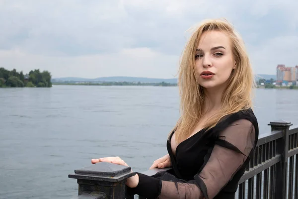 Young Blonde Posing Embankment Fence — Stock Photo, Image