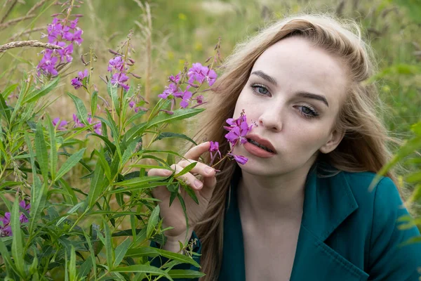 Jovem Loira Posando Ole Entre Flores Ivan Chai — Fotografia de Stock