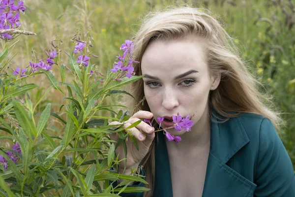 Genç Sarışın Kadın Poz Veriyor Van Chai Çiçeklerinin Arasında — Stok fotoğraf