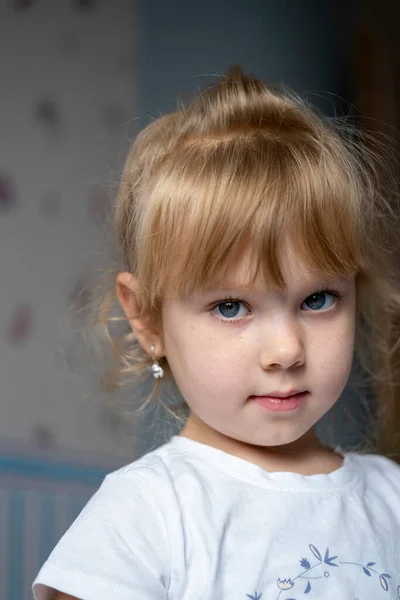 Menina Com Sardas Retrato Close — Fotografia de Stock