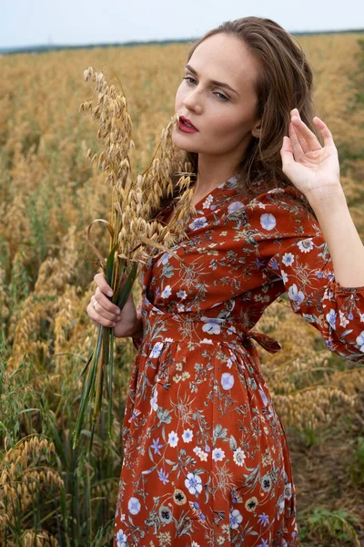 Ragazza Vestito Lungo Raccoglie Orecchi Maturi Orzo Campo — Foto Stock