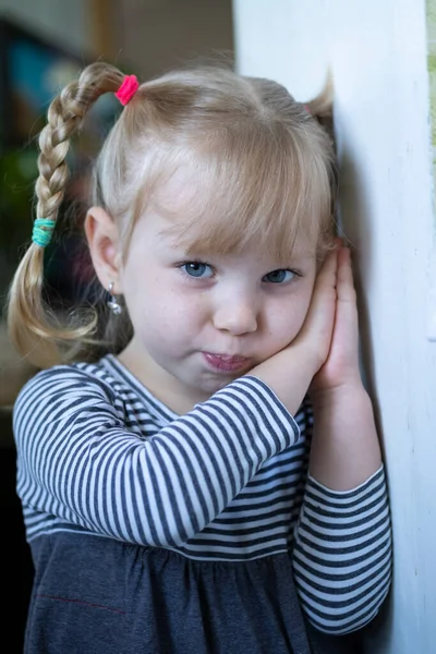 Uma Menina Emotiva Com Sardas Tranças Retrato Close — Fotografia de Stock