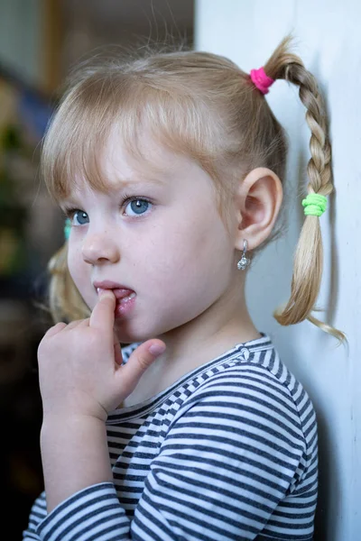 Mała Emocjonalna Dziewczynka Piegami Warkoczami Portret Bliska — Zdjęcie stockowe