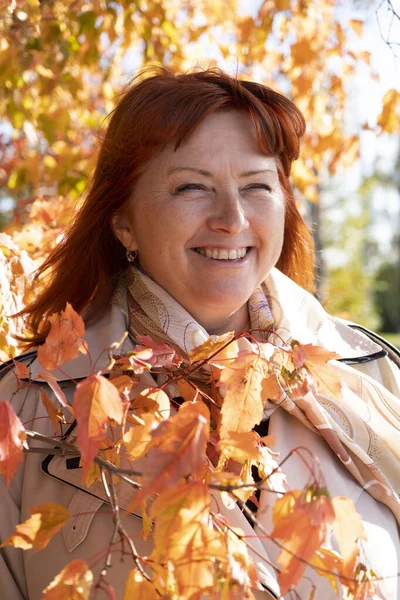 Elderly Woman Walks Autumn Park — Stock Photo, Image