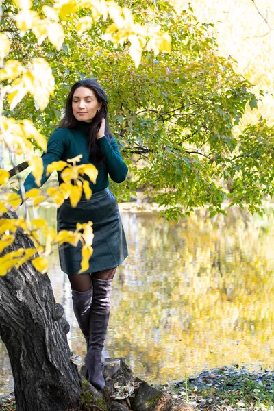Dziewczyna Stoi Brzegu Jeziora Którym Jesienny Krajobraz Jest Odzwierciedlony — Zdjęcie stockowe