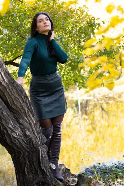 Girl Stands Shore Lake Which Autumn Landscape Reflected — Stock Photo, Image