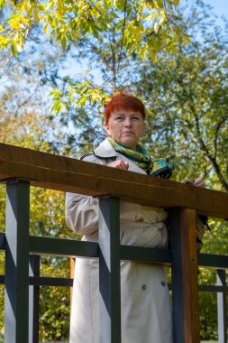 sonbahar parkta yürüyen yaşlı kadın