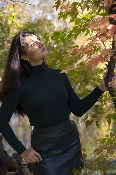 Junge Schlanke Brünette Posiert Vor Einem Hintergrund Von Herbstlandschaften — Stockfoto