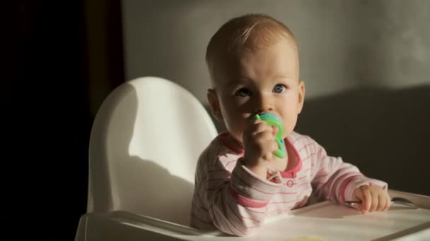 Маленька Дитина Сидить Столом Годування Немовлят — стокове відео