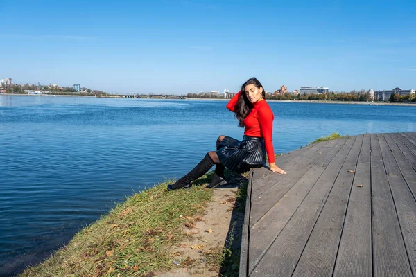 Giovane Bruna Una Gonna Corta Nera Maglione Rosso Sulla Riva — Foto Stock