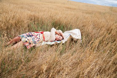 bir alana oturan kız