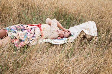 bir alana oturan kız