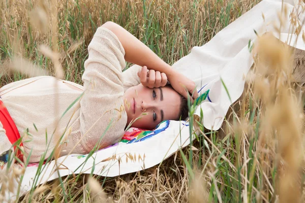 Fata se odihnește într-un câmp — Fotografie, imagine de stoc