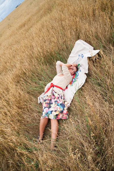 Fille se reposant dans un champ — Photo