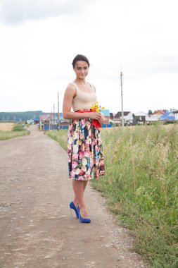 Kız topuklu bir ülke yolda