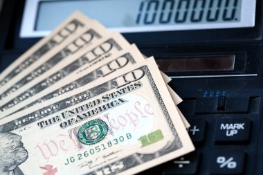 on dolar üzerinde bir hesap makinesi