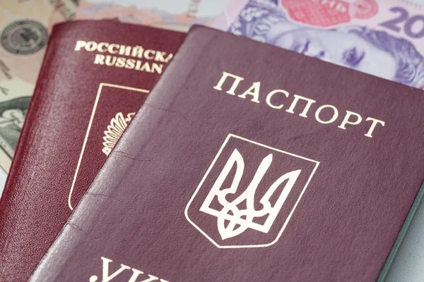 Паспорта Украины и России — стоковое фото