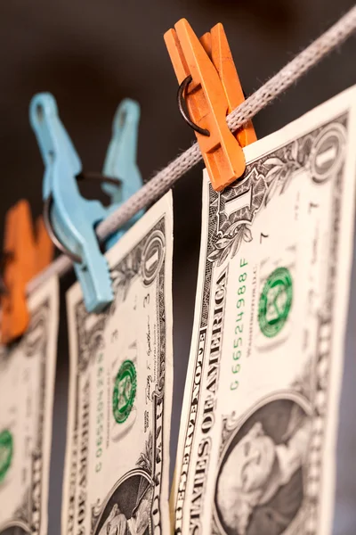 Ein-Dollar-Scheine trocknen auf der Wäscheleine. das Konzept der Geldwäsche — Stockfoto