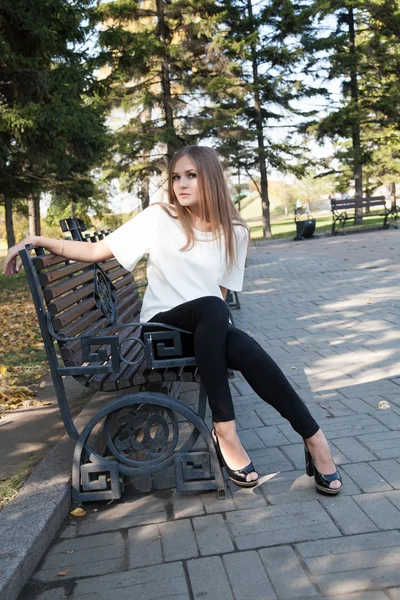 sonbahar parkta bir bankta oturan genç kız