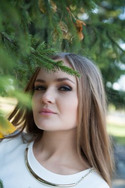 genç iş kadını çam dalları ile portresi