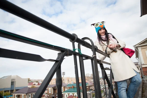 Ragazza con un cappello e una borsa — Foto Stock