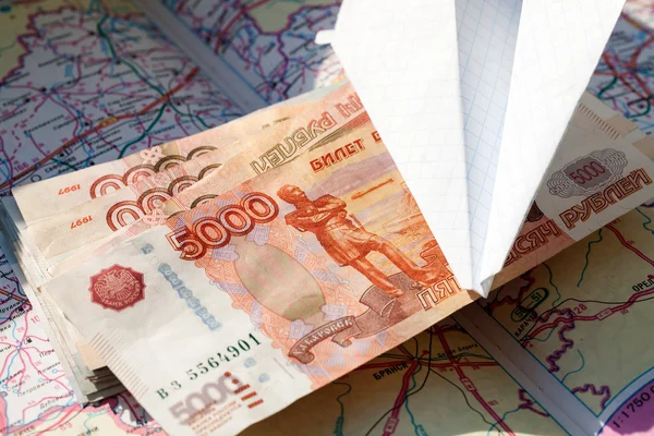 Kağıt Uçak ve harita üzerinde Rus Rublesi