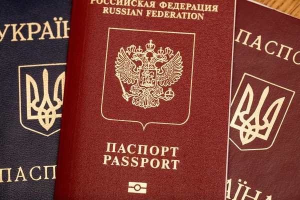 俄罗斯和乌克兰公民的护照 — 图库照片