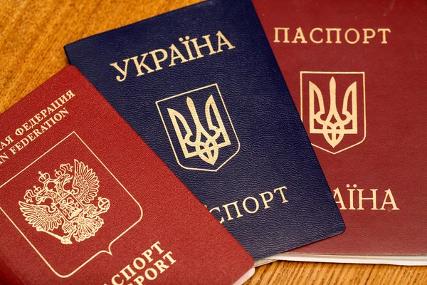 Passports of citizens of Russia and Ukraine — Stock Photo, Image