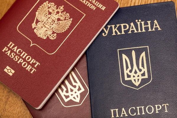 Paspoorten van burgers van Rusland en Oekraïne Rechtenvrije Stockfoto's