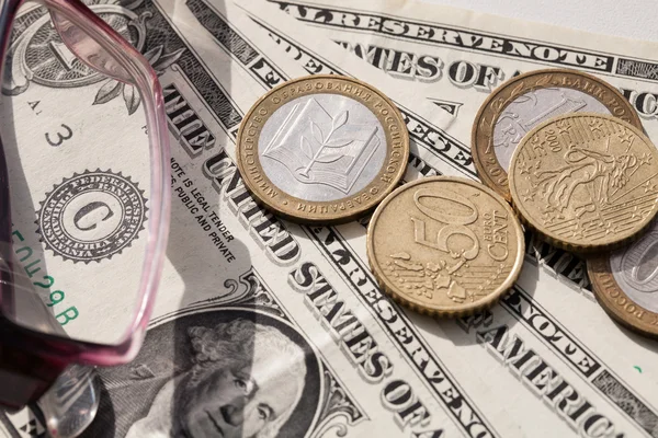 Euro coins and the ruble against the backdrop of the American dollar — Stock Photo, Image