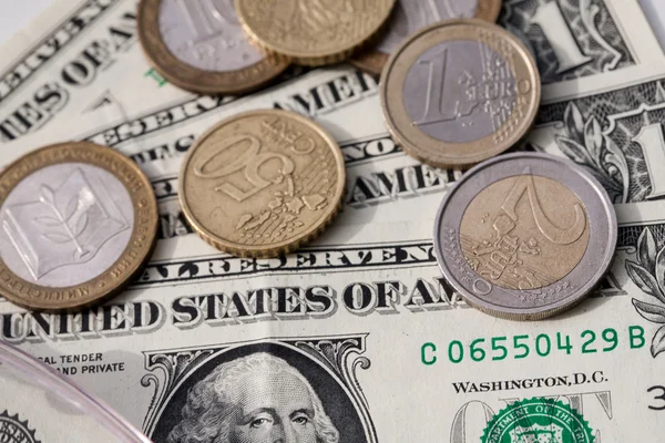 Euro-munten en de roebel tegen de achtergrond van de Amerikaanse dollar — Stockfoto