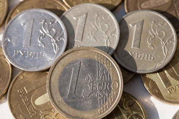 卢布和欧元硬币 — 图库照片