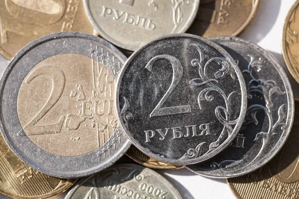 ルーブルとユーロ硬貨 — ストック写真