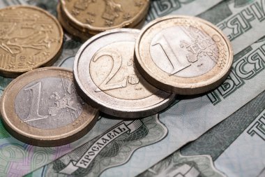 Euro bin ruble bir arka plan üzerinde banknot paraları.
