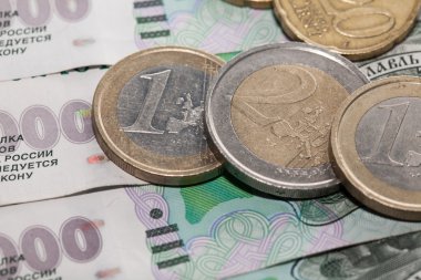 Euro bin ruble bir arka plan üzerinde banknot paraları.
