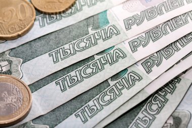 Euro bin ruble bir arka plan üzerinde banknot paraları.