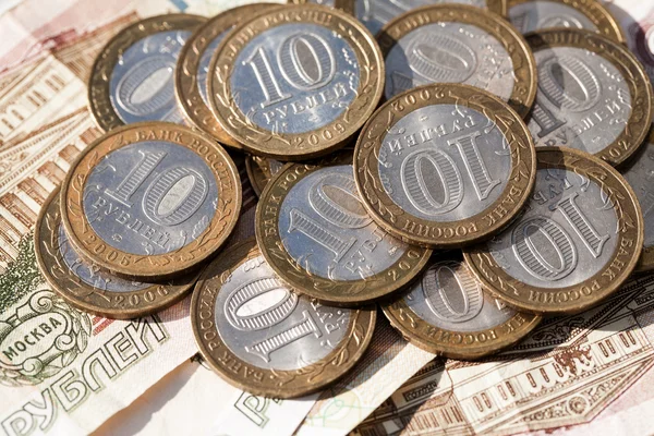 Coin ten rubles on a background paper notes worth a hundred rubles — Stock Photo, Image