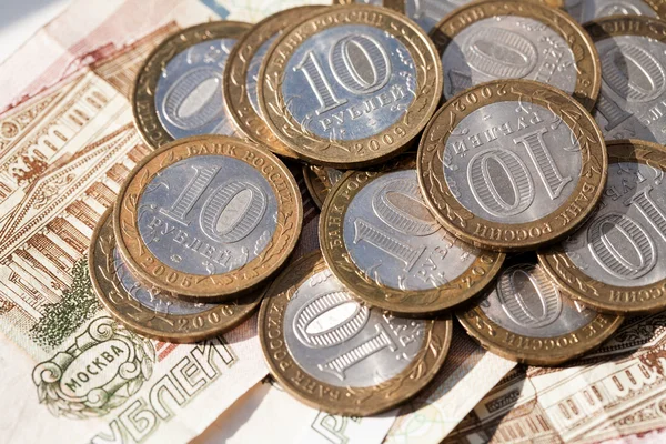 Moneda diez rublos en un papel de fondo notas por valor de cien rublos —  Fotos de Stock