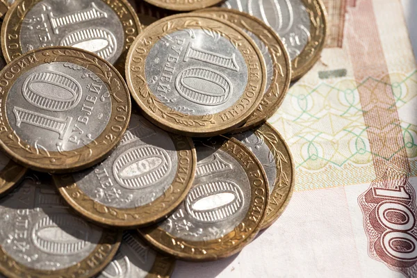 Moneda diez rublos en un papel de fondo notas por valor de cien rublos —  Fotos de Stock