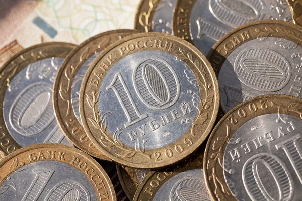 Moneda diez rublos en un papel de fondo notas por valor de cien rublos — Foto de Stock