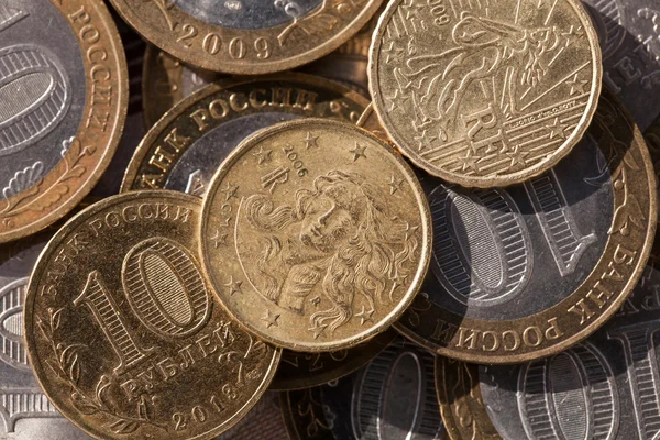 10 ruble karşı euro sikkelerinde on sent değerinde sikke — Stok fotoğraf